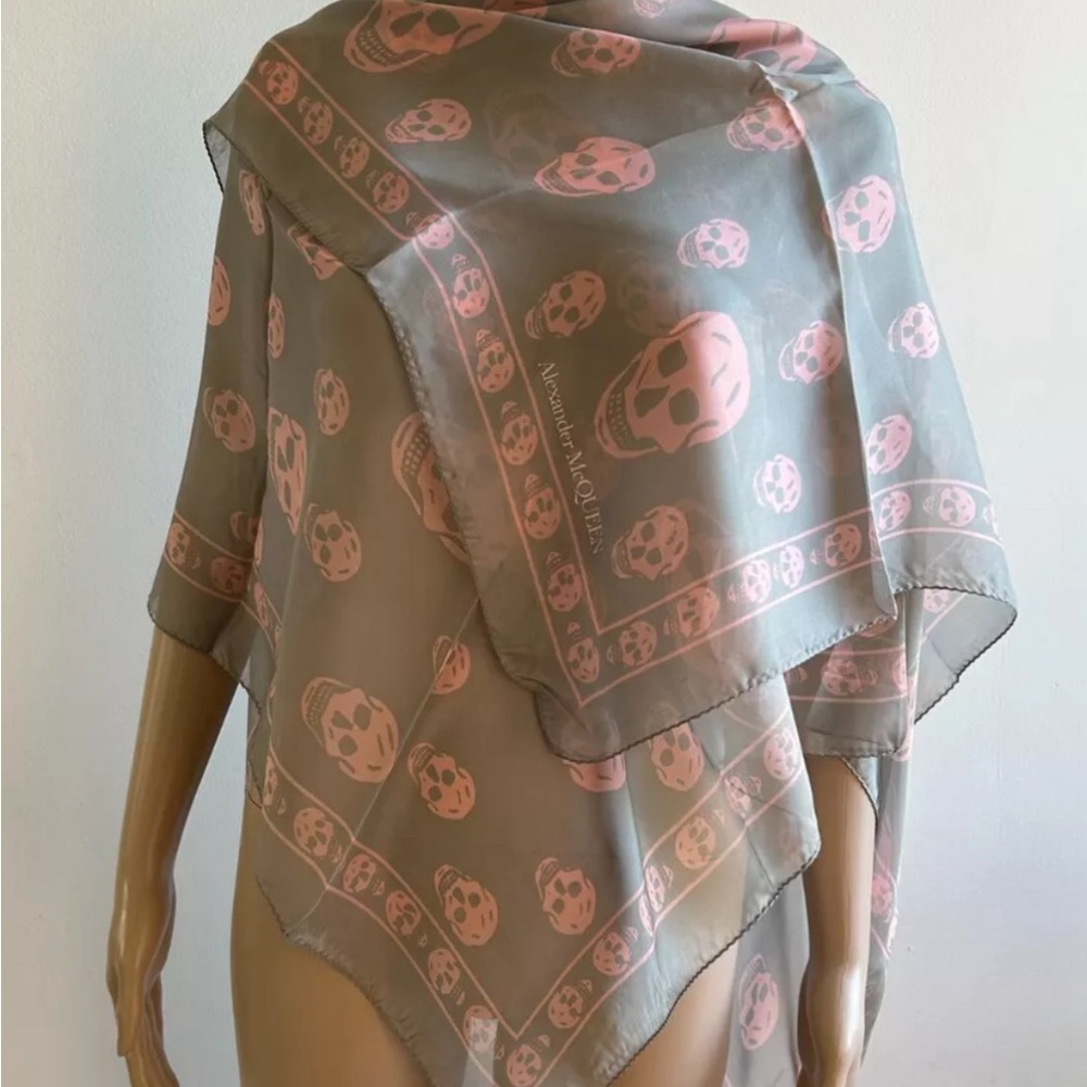 sold out ALEXANDER MCQUEEN
Skull-Print Silk Scarf